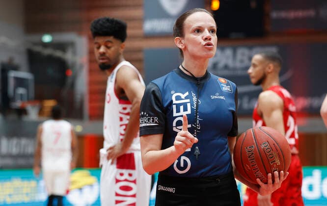 Sport Bilder des Tages 28.03.2021, Basketball, BBL 2020 2021, 25. Spieltag, s.Oliver Wuerzburg - Telekom Baskets Bonn, GER, Wuerzburg, s.Oliver Arena, Bild: v. li. Referee Anne Panther Copyright: HMBxMedia xHeikoxBecker