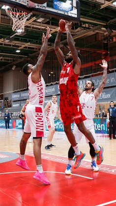 28.03.2021, Basketball, BBL 2020 2021, 25. Spieltag, s.Oliver Wuerzburg - Telekom Baskets Bonn, GER, Wuerzburg, s.Oliver Arena, Bild: v. li. James Thompson IV (Telekom Baskets Bonn) und Perry Jones III (s.Oliver Wuerzburg) Copyright: HMBxMedia xHeikoxBecker