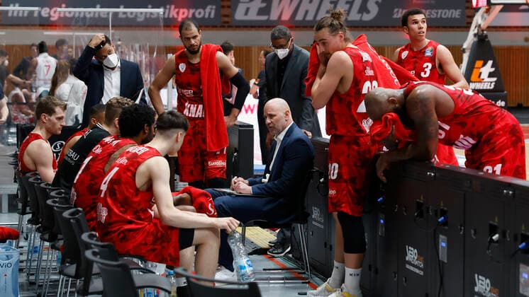28.03.2021, Basketball, BBL 2020 2021, 25. Spieltag, s.Oliver Wuerzburg - Telekom Baskets Bonn, GER, Wuerzburg, s.Oliver Arena, Bild: v. li. Auszeit mit Headcoach Denis Wucherer (s.Oliver Wuerzburg) Copyright: HMBxMedia xHeikoxBecker