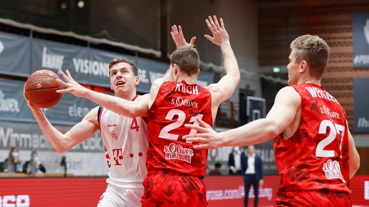 28.03.2021, Basketball, BBL 2020 2021, 25. Spieltag, s.Oliver Wuerzburg - Telekom Baskets Bonn, GER, Wuerzburg, s.Oliver Arena, Bild: v. li. Strahinja Micovic (Telekom Baskets Bonn), Florian Koch (s.Oliver Wuerzburg) und Jonas Weitzel (s.Oliver Wuerzburg) Copyright: HMBxMedia xHeikoxBecker