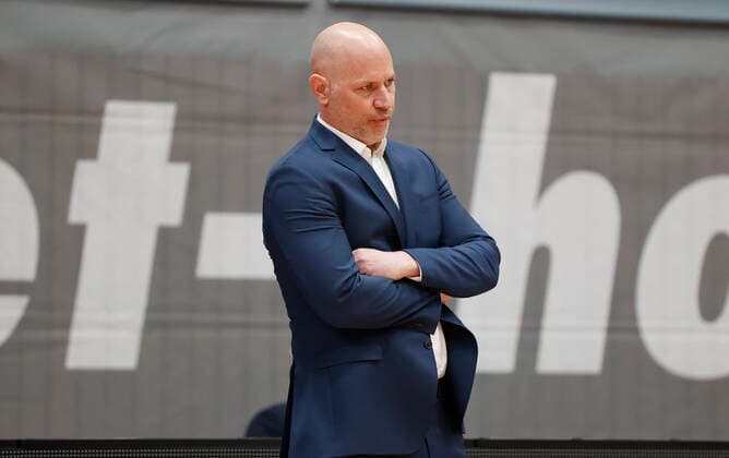 28.03.2021, Basketball, BBL 2020 2021, 25. Spieltag, s.Oliver Wuerzburg - Telekom Baskets Bonn, GER, Wuerzburg, s.Oliver Arena, Bild: v. li. Headcoach Denis Wucherer (s.Oliver Wuerzburg) Copyright: HMBxMedia xHeikoxBecker