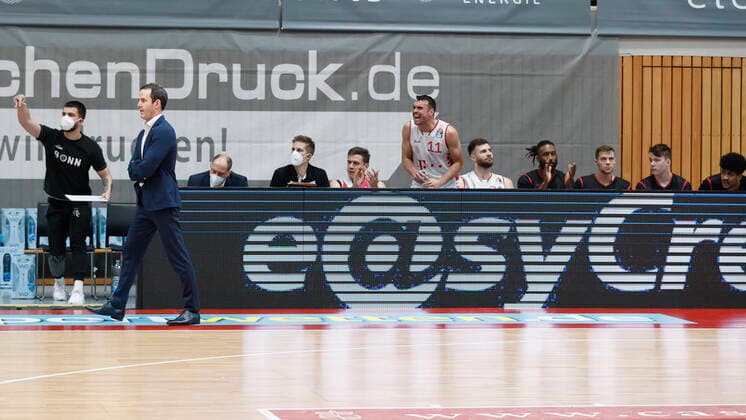 28.03.2021, Basketball, BBL 2020 2021, 25. Spieltag, s.Oliver Wuerzburg - Telekom Baskets Bonn, GER, Wuerzburg, s.Oliver Arena, Bild: v. li. Die Bonner Bank um Headcoach William Voigt (Telekom Baskets Bonn) Copyright: HMBxMedia xHeikoxBecker