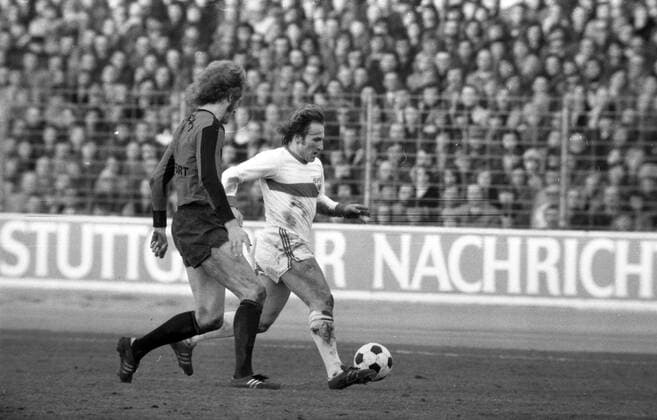 Archivbilder der Woche KW12 26.01.74 VfB Stuttgart - Eintracht Frankfurt Deutschland, Stuttgart, 26.01.1974, Fussball, Bundesliga, Saison 1973 1974, VfB Stuttgart - Eintracht Frankfurt (3:1): v.l. Uwe Kliemann (Eintracht Frankfurt), Buffy Ettmayer (VfB Stuttgart). *** 26 01 74 VfB Stuttgart Eintracht Frankfurt Germany, Stuttgart, 26 01 1974, Football, Bundesliga, Season 1973 1974, VfB Stuttgart Eintracht Frankfurt 3 1 v l Uwe Kliemann Eintracht Frankfurt , Buffy Ettmayer VfB Stuttgart