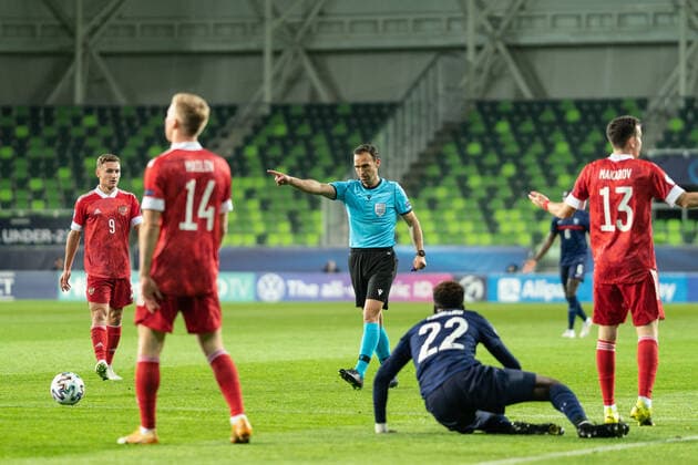 Russia v France, UEFA EURO, EM, Europameisterschaft,Fussball U-21 championship, Szombathely, Hungary Szombathely, Hungary. 28th, March 2021. Referee Guillermo Cuadra Fernandez points at the penalty spot during the UEFA EURO U-21 match between Russia and France at Haladas Stadium in Szombathely. Szombathely Hungary  Copyright: xGonzalesxPhoto GastonxSzermanx