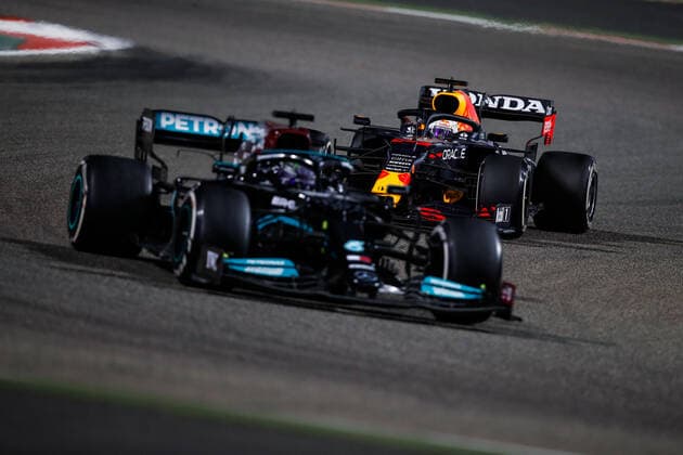 HAMILTON Lewis (gbr), Mercedes AMG F1 GP W12 E Performance, VERSTAPPEN Max (ned), Red Bull Racing Honda RB16B, action during Formula 1 Gulf Air Bahrain Grand Prix 2021 from March 26 to 28, 2021 on the Bahrain International Circuit, in Sakhir, Bahrain FORMULE 1 : Grand prix du Bahrein - Sakhir - Course - 28 03 2021 DPPI Panoramic 