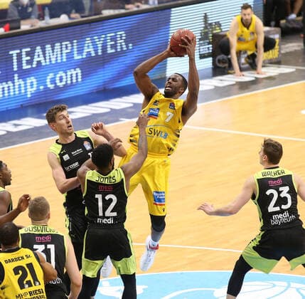 Jamel McLean (Riesen, rechts) . MHP Riesen Ludwigsburg vs.Medi Bayreuth . Basketball-Bundesliga 2020-2021. Ludwigsburg , GER, 28.03.2021,
