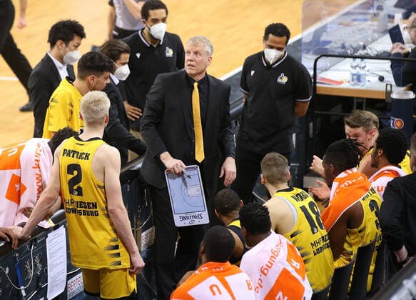 Trainer John Patrick (Riesen) während einer Auszeit . MHP Riesen Ludwigsburg vs.Medi Bayreuth . Basketball-Bundesliga 2020-2021. Ludwigsburg , GER, 28.03.2021,