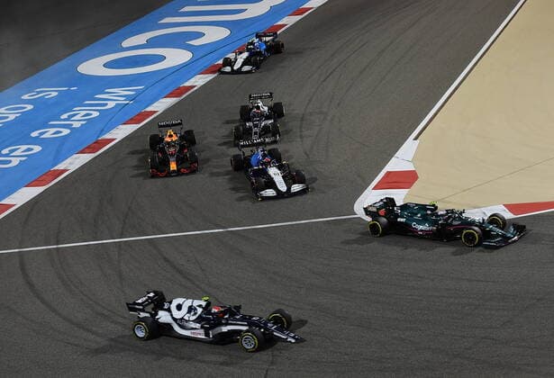 Formula 1 Gulf Air Bahrain Grand Prix 2021 28.03.2021, Bahrain International Circuit, Sakhir, Formula 1 Gulf Air Bahrain Grand Prix 2021 ,im Bild Pierre Gasly (FRA 10), Scuderia AlphaTauri Honda mit defektem Frontflügel, Sebastian Vettel (DEU 5), Aston Martin Cognizant Formula One Team, George Russel (GBR 63), Williams Racing, Yuki Tsunoda (JPN 22), Scuderia AlphaTauri Honda, Sergio Perez (MEX 11), Red Bull Racing Honda
