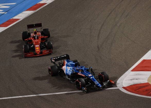 Formula 1 Gulf Air Bahrain Grand Prix 2021 28.03.2021, Bahrain International Circuit, Sakhir, Formula 1 Gulf Air Bahrain Grand Prix 2021 ,im Bild Fernando Alonso (ESP 14), Alpine F1 Team, Carlos Sainz Jr. (ESP 55), Scuderia Ferrari Mission Winnow