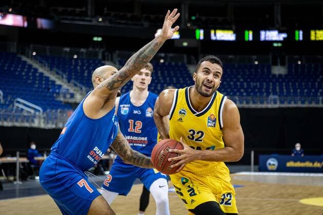 Basketball Berlin 28.03.2021 Saison 2020 2021 easyCredit BBL 1. Bundesliga Alba Berlin - SYNTAINICS MBC Weißenfels Johannes Thiemann (Alba Berlin, No.32) Sergio Kerusch (MBC, No.07)