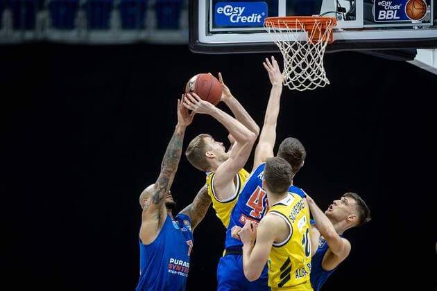 Basketball Berlin 28.03.2021 Saison 2020 2021 easyCredit BBL 1. Bundesliga Alba Berlin - SYNTAINICS MBC Weißenfels Niels Giffey (Alba Berlin, No.05) Sergio Kerusch (MBC, No.07) Sandro Antunovic (MBC, No.40) Michal Michalak (MBC, No.23) Tim Schneider (Alba Berlin, No.10)