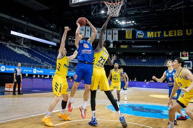 Basketball Berlin 28.03.2021 Saison 2020 2021 easyCredit BBL 1. Bundesliga Alba Berlin - SYNTAINICS MBC Weißenfels Sandro Antunovic (MBC, No.40) Christ Koumadje (Alba Berlin, No.21) Niels Giffey (Alba Berlin, No.05)