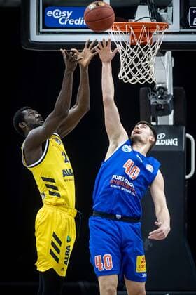 Basketball Berlin 28.03.2021 Saison 2020 2021 easyCredit BBL 1. Bundesliga Alba Berlin - SYNTAINICS MBC Weißenfels Christ Koumadje (Alba Berlin, No.21) Sandro Antunovic (MBC, No.40)