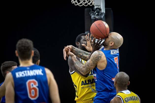 Basketball Berlin 28.03.2021 Saison 2020 2021 easyCredit BBL 1. Bundesliga Alba Berlin - SYNTAINICS MBC Weißenfels Christ Koumadje (Alba Berlin, No.21) Sergio Kerusch (MBC, No.07)