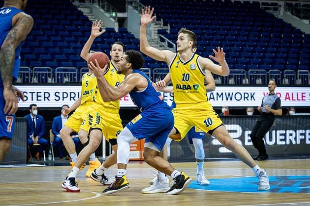 Basketball Berlin 28.03.2021 Saison 2020 2021 easyCredit BBL 1. Bundesliga Alba Berlin - SYNTAINICS MBC Weißenfels Quinton Hooker (MBC, No.21) Tim Schneider (Alba Berlin, No.10) Marcus Eriksson (Alba Berlin, No.08)