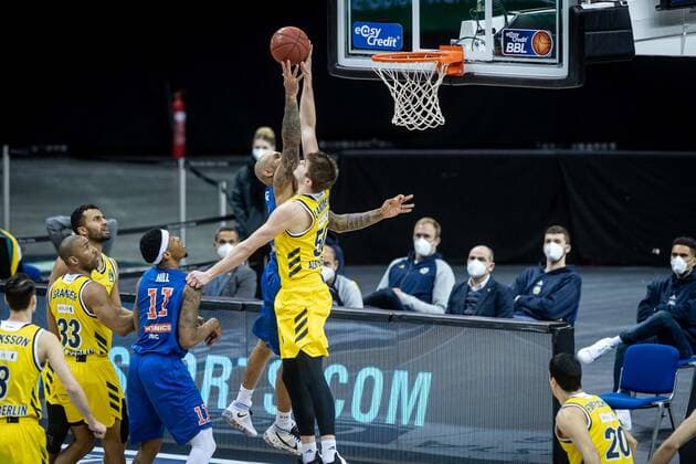 Basketball Berlin 28.03.2021 Saison 2020 2021 easyCredit BBL 1. Bundesliga Alba Berlin - SYNTAINICS MBC Weißenfels Ben Lammers (Alba Berlin, No.50) Block Sergio Kerusch (MBC, No.07)