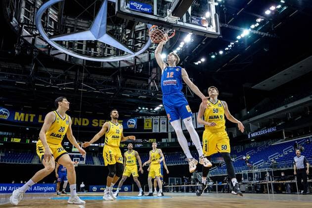 Basketball Berlin 28.03.2021 Saison 2020 2021 easyCredit BBL 1. Bundesliga Alba Berlin - SYNTAINICS MBC Weißenfels Philipp Hartwich (MBC, No.12) Ben Lammers (Alba Berlin, No.50) Johannes Thiemann (Alba Berlin, No.32) Simone Fontecchio (Alba Berlin, No.20)