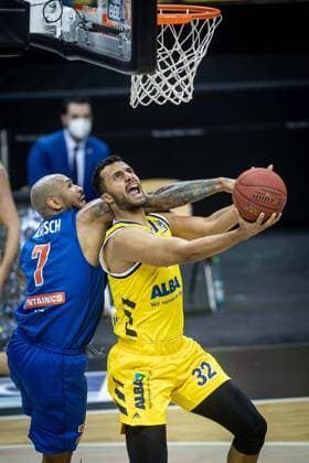 Basketball Berlin 28.03.2021 Saison 2020 2021 easyCredit BBL 1. Bundesliga Alba Berlin - SYNTAINICS MBC Weißenfels Johannes Thiemann (Alba Berlin, No.32) Sergio Kerusch (MBC, No.07)