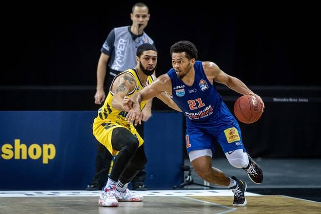 Basketball Berlin 28.03.2021 Saison 2020 2021 easyCredit BBL 1. Bundesliga Alba Berlin - SYNTAINICS MBC Weißenfels Quinton Hooker (MBC, No.21) Peyton Siva (Alba Berlin, No.03)