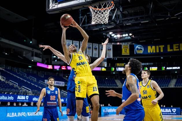 Basketball Berlin 28.03.2021 Saison 2020 2021 easyCredit BBL 1. Bundesliga Alba Berlin - SYNTAINICS MBC Weißenfels Louis Olinde (Alba Berlin, No.19) Philipp Hartwich (MBC, No.12)
