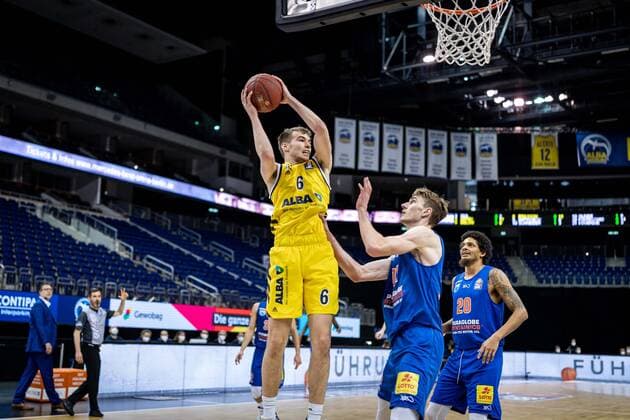 Basketball Berlin 28.03.2021 Saison 2020 2021 easyCredit BBL 1. Bundesliga Alba Berlin - SYNTAINICS MBC Weißenfels Malte Delow (Alba Berlin, No.06) Philipp Hartwich (MBC, No.12)
