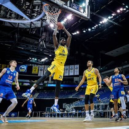 Basketball Berlin 28.03.2021 Saison 2020 2021 easyCredit BBL 1. Bundesliga Alba Berlin - SYNTAINICS MBC Weißenfels Christ Koumadje (Alba Berlin, No.21)