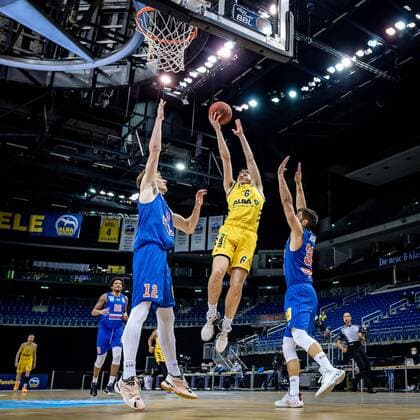 Basketball Berlin 28.03.2021 Saison 2020 2021 easyCredit BBL 1. Bundesliga Alba Berlin - SYNTAINICS MBC Weißenfels Malte Delow (Alba Berlin, No.06) Philipp Hartwich (MBC, No.12) Roko Rogic (MBC, No.32)