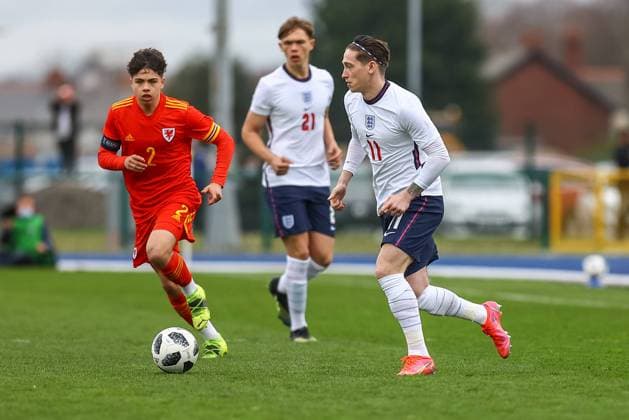 Wales v England 29 03 2021. U18 International Friendly, Länderspiel, Nationalmannschaft England Under 18 s Louie Barry (11) under pressure from Wale?s U18 Keelan Williams (2) during the international friendly match between U18 Wales and U18 England at Leckwith Stadium, Cardiff, Wales on 29 March 2021. Cardiff Leckwith Stadium Wales Editorial use only , Copyright: xDanxMintox PSI-12188-0006