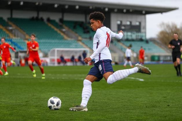 Wales v England 29 03 2021. U18 International Friendly, Länderspiel, Nationalmannschaft England Under 18 s Shola Shoretire (10) looks to cross the ball during the international friendly match between U18 Wales and U18 England at Leckwith Stadium, Cardiff, Wales on 29 March 2021. Cardiff Leckwith Stadium Wales Editorial use only , Copyright: xDanxMintox PSI-12188-0028