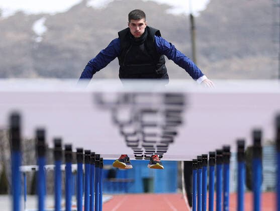 Sport Themen der Woche KW13 Bilder des Jahres 2021, Sport 03 MÃ¤rz Sport Bilder des Tages KISLOVODSK, STAVROPOL TERRITORY, RUSSIA - MARCH 29, 2021: Russian high jumper Mikhail Akimenko practices at the Verkhnyaya Baza Upper Base sports training center. A silver medalist at the 2019 IAAF World Athletics Championships, Mikhail Akimenko is training to take part in the Tokyo 2020 Summer Olympic Games, Olympische Spiele, Olympia, OS Valery Sharifulin TASS  TS0FAE64