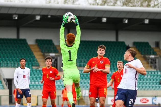 Wales v England 29 03 2021. U18 International Friendly, Länderspiel, Nationalmannschaft Wale?s U18 Goalkeeper Max Williams (1) claims the high ball during the international friendly match between U18 Wales and U18 England at Leckwith Stadium, Cardiff, Wales on 29 March 2021. Cardiff Leckwith Stadium Wales Editorial use only , Copyright: xDanxMintox PSI-12188-0038