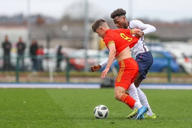 Wales v England 29 03 2021. U18 International Friendly, Länderspiel, Nationalmannschaft Wale?s U18 Ryan Viggars (9) is held back by England Under 18 s Carney Chukwuemeka (14) during the international friendly match between U18 Wales and U18 England at Leckwith Stadium, Cardiff, Wales on 29 March 2021. Cardiff Leckwith Stadium Wales Editorial use only , Copyright: xDanxMintox PSI-12188-0048