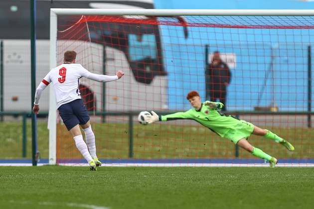 Wales v England 29 03 2021. U18 International Friendly, Länderspiel, Nationalmannschaft GOAL 0-1 England Under 18 s Liam Delap (9) scores from the penalty spot to give his side the lead during the international friendly match between U18 Wales and U18 England at Leckwith Stadium, Cardiff, Wales on 29 March 2021. Cardiff Leckwith Stadium Wales Editorial use only , Copyright: xDanxMintox PSI-12188-0060