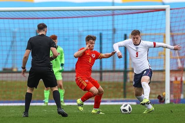 Wales v England 29 03 2021. U18 International Friendly, Länderspiel, Nationalmannschaft England Under 18 s Liam Delap (9) under pressure from Wale?s U18 Oliver Ewing (8) during the international friendly match between U18 Wales and U18 England at Leckwith Stadium, Cardiff, Wales on 29 March 2021. Cardiff Leckwith Stadium Wales Editorial use only , Copyright: xDanxMintox PSI-12188-0061