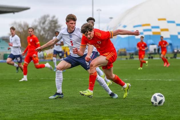 Wales v England 29 03 2021. U18 International Friendly, Länderspiel, Nationalmannschaft Wale?s U18 Connor Salisbury (19) under pressure from England Under 18 s William Fish (5) during the international friendly match between U18 Wales and U18 England at Leckwith Stadium, Cardiff, Wales on 29 March 2021. Cardiff Leckwith Stadium Wales Editorial use only , Copyright: xDanxMintox PSI-12188-0067