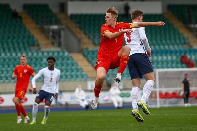 Wales v England 29 03 2021. U18 International Friendly, Länderspiel, Nationalmannschaft Wale?s U18 Harry Jones (4) heads for goal during the international friendly match between U18 Wales and U18 England at Leckwith Stadium, Cardiff, Wales on 29 March 2021. Cardiff Leckwith Stadium Wales Editorial use only , Copyright: xDanxMintox PSI-12188-0068