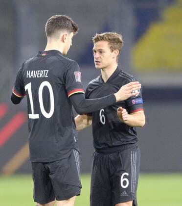Joshua KIMMICH (GER) klatscht Kai HAVERTZ l. (GER) ab, Fussball Laenderspiel, WM Qualifikation Gruppe J Spieltag 1, Deutschland (GER) - Island (ISL) 3:0, am 25.03.2021 in Duisburg Deutschland. Â