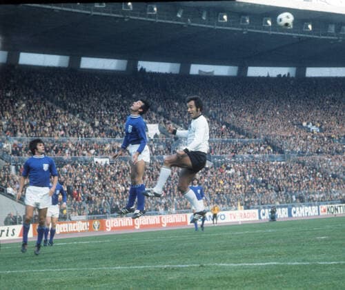 EM Qualifikation 75 76: BRD Deutschland - Griechenland 1:1 11.10.1975 in Düsseldorf. Strafraumszene Kopfball: Erwin Kostedde (Deut.). *** European Championship Qualification 75 76 FRG Germany Greece 1 1 11 10 1975 in Düsseldorf penalty area scene header Erwin Kostedde Deut HM