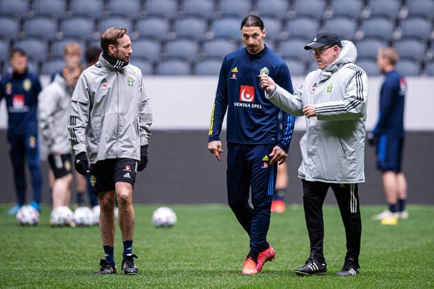 210330 Naprapath Christian Andersson, Zlatan Ibrahimovic and head coach Janne Andersson of the Swedish national football team during a training session on March 30, 2021 in Stockholm. Photo: Joel Marklund BILDBYRAN kod JM JM0100 bbeng fotboll football soccer fotball sverige sverige a sweden träning practice training Copyright: JOELxMARKLUND BB210330JM022