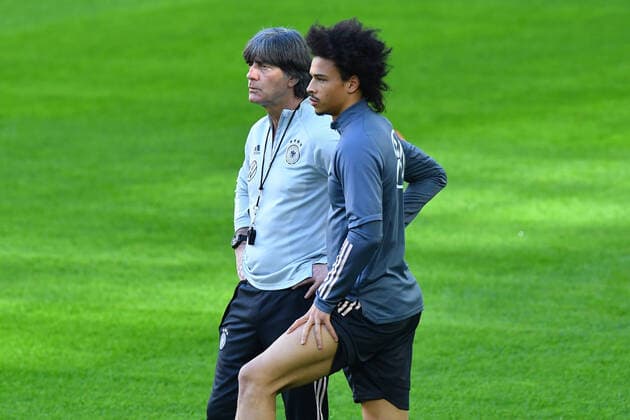 Sport Bilder des Tages Abschlusstraining Deutsche Fußballnationalmannschaft am 30.03.2021 in der Merkur Spiel-Arena in Düsseldorf Joachim Jogi Löw ( Bundestrainer ), links - Leroy Sane ( Deutschland ), rechts DFB regulations prohibit any use of photographs as image sequences and or quasi-video.