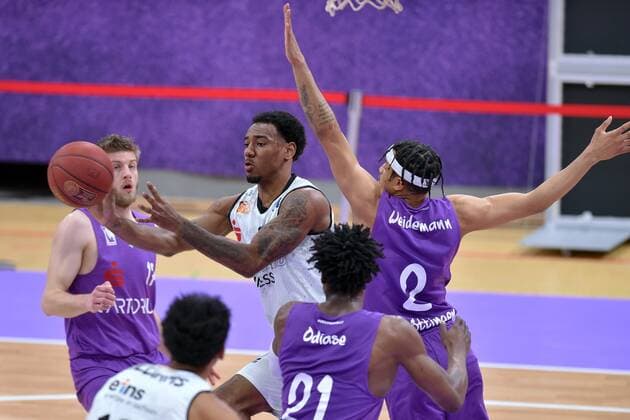 Isiaha Mike (Niners Chemnitz) (M, am Ball), Mathis Moenninghoff (BG Goettingen) (L), Nelson Weidemann (BG Goettingen) (R), Tai Odiase (BG Goettingen) (vorne, R) , Basketball, Bundesliga, BBL, BG Goettingen - Niners Chemnitz, 30.03.2021, BG Goettingen - Niners Chemnitz, Basketball, Bundesliga, GER, BBL, 30.03.2021 Goettingen Copyright: xEibner-Pressefotox-xRolandxSippelx