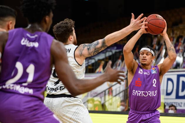 BG Göttingen - Niners Chemnitz 30.03.2021, Basketball-Bundesliga easyCredit-BBL, Saison 2020 2021, Hauptrunde, BG Göttingen - Niners Chemnitz. Göttingens Nelson Weidemann (r) spielt gegen Chemnitz Dominique Johnson. Göttingen Niedersachsen Deutschland