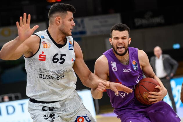 BG Göttingen - Niners Chemnitz 30.03.2021, Basketball-Bundesliga easyCredit-BBL, Saison 2020 2021, Hauptrunde, BG Göttingen - Niners Chemnitz. Göttingens Luke Nelson (r) spielt gegen Chemnitz Filip Stanic. Göttingen Niedersachsen Deutschland
