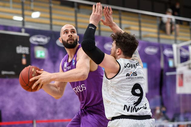 BG Göttingen - Niners Chemnitz 30.03.2021, Basketball-Bundesliga easyCredit-BBL, Saison 2020 2021, Hauptrunde, BG Göttingen - Niners Chemnitz. Göttingens Dennis Kramer (l) spielt gegen Chemnitz Dominique Johnson. Göttingen Niedersachsen Deutschland