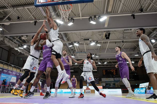 BG Göttingen - Niners Chemnitz 30.03.2021, Basketball-Bundesliga easyCredit-BBL, Saison 2020 2021, Hauptrunde, BG Göttingen - Niners Chemnitz. Göttingens Tai Odiase (2.v.l.) spielt gegen Chemnitz Johnathan Williams (l) und Chemnitz George King. Göttingen Niedersachsen Deutschland