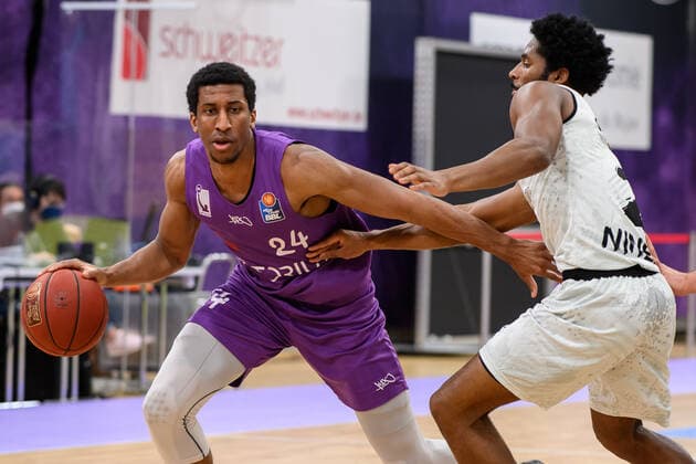 BG Göttingen - Niners Chemnitz 30.03.2021, Basketball-Bundesliga easyCredit-BBL, Saison 2020 2021, Hauptrunde, BG Göttingen - Niners Chemnitz. Göttingens Aubrey Dawkins (l) spielt gegen Chemnitz Terrell Harris. Göttingen Niedersachsen Deutschland