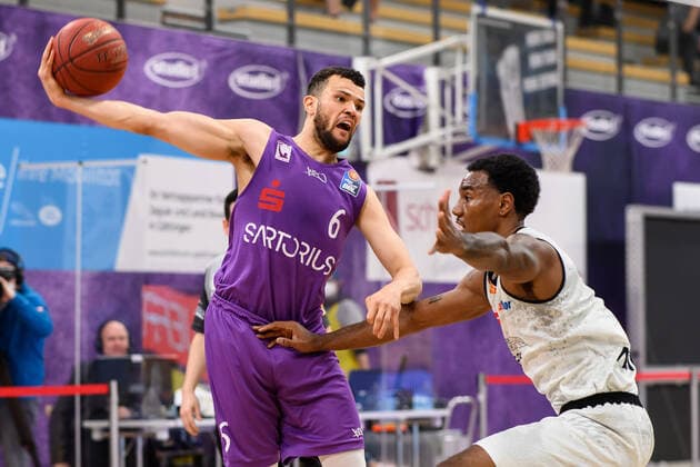 BG Göttingen - Niners Chemnitz 30.03.2021, Basketball-Bundesliga easyCredit-BBL, Saison 2020 2021, Hauptrunde, BG Göttingen - Niners Chemnitz. Göttingens Luke Nelson (l) spielt gegen Chemnitz Isiaha Mike. Göttingen Niedersachsen Deutschland