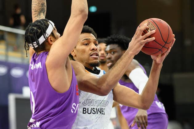 BG Göttingen - Niners Chemnitz 30.03.2021, Basketball-Bundesliga easyCredit-BBL, Saison 2020 2021, Hauptrunde, BG Göttingen - Niners Chemnitz. Chemnitz George King (r) spielt gegen Göttingens Nelson Weidemann. Göttingen Niedersachsen Deutschland
