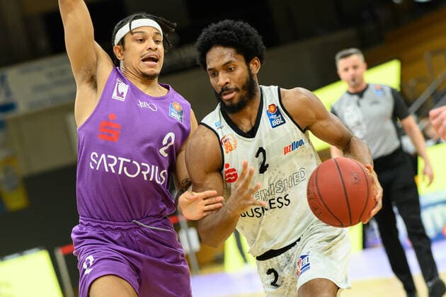 BG Göttingen - Niners Chemnitz 30.03.2021, Basketball-Bundesliga easyCredit-BBL, Saison 2020 2021, Hauptrunde, BG Göttingen - Niners Chemnitz. Chemnitz Terrell Harris (r) spielt gegen Göttingens Nelson Weidemann. Göttingen Niedersachsen Deutschland