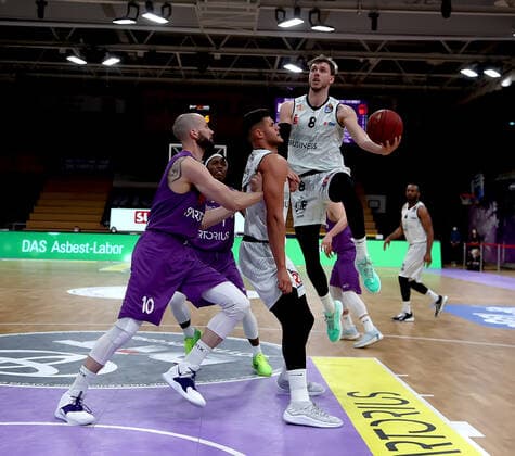 GSD zje123 Saison 2020 21 Easy credit Basketball Bundesliga BG Göttingen - Niners Chemnitz Chemnitz Jan Niklas Wimberg (am Ball) gegen Göttingens Dennis Kramer
